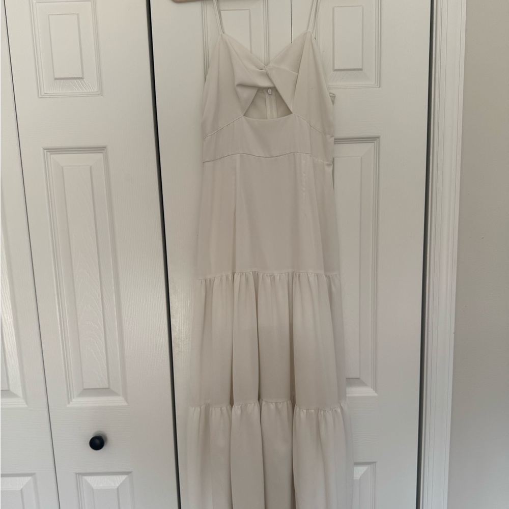Chic WhiteTiered Maxi Dress